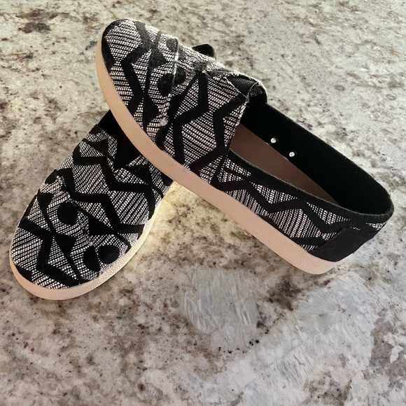 Almost new Toms size 8 - Picture 2 of 6